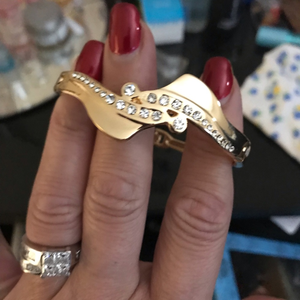 Beautiful bracket with little diamonds
